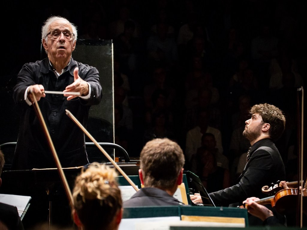 Lawrence Foster et le pianiste Lukas Geniusas © Christophe Grémiot