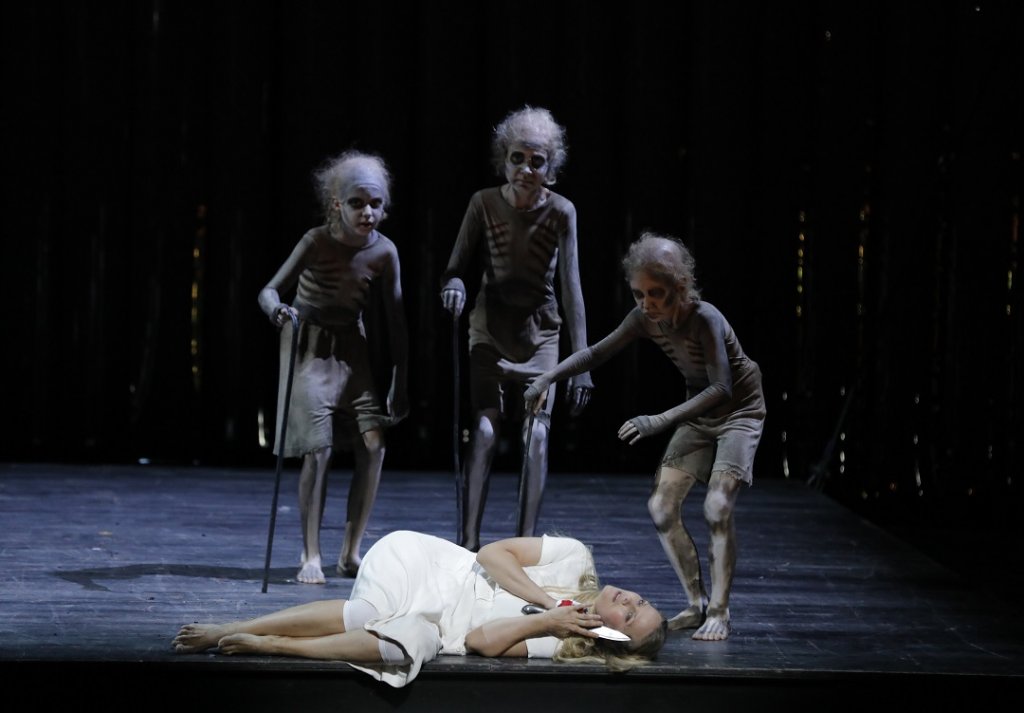 Mari Eriksmoen impose sa Pamina (ici en compagnie des trois garçons) sur la scène du Grand Théâtre de Provence. (Photo Pascal Victor/Artcompress)