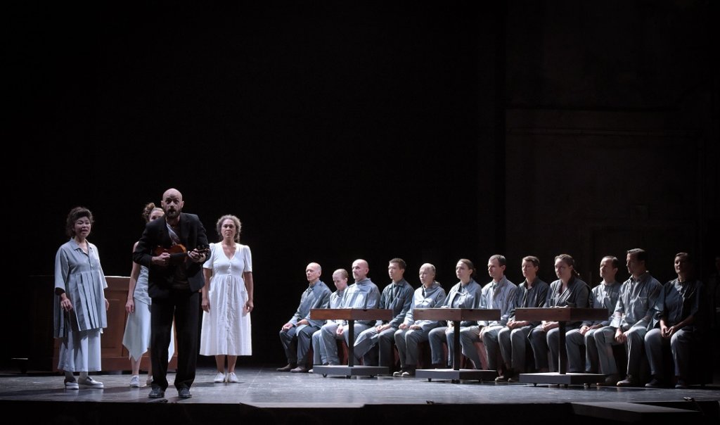 Quatre solistes, douze choristes pour un opéra émouvant. L’un des temps forts de ce 70e Festival d’Aix. (Photo Vincent Pontet)