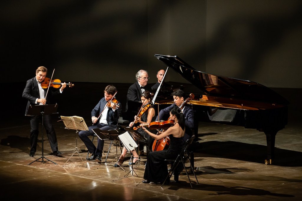 Renaud Capuçon au violon, Nicholas Angelich au piano et le Quatuor Hermès ont donné un récital de musique française d’un éclat somptueux (Photo Christophe Grémiot)