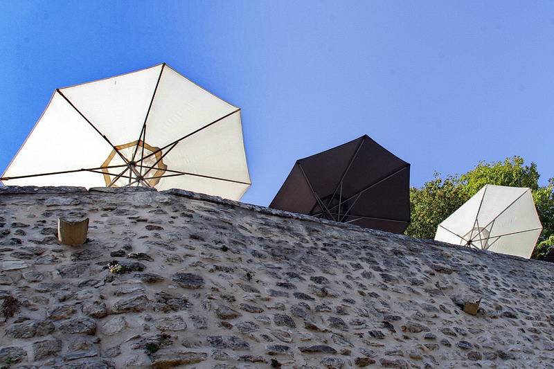 On abandonne même les parasols... (Photo Robert Poulain)