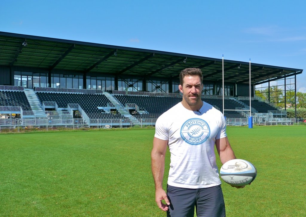 Jamie Cudmore a posé devant la nouvelle tribune nord du Stade Maurice David qui est en cours de réalisation. Cette tribune portera la capacité du stade à 6 500 places et sera inaugurée le 26 octobre prochain pour la réception de Mont de Marsan. (Photo M.E.)