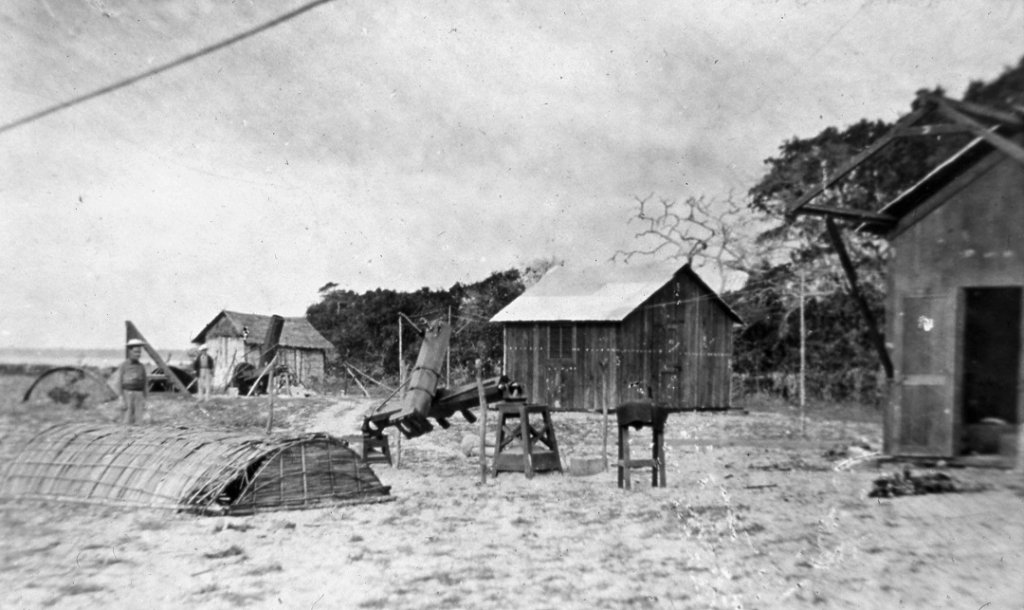 Mise en place des instruments pour observer l’éclipse de 1868 au Siam (photo Georges Rayet).