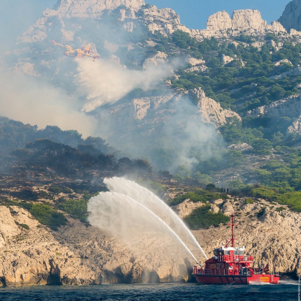 Le nouveau bateau pompe de l’unité, le "Capitaine de Corvette Paul Brutus" a démontré ainsi son efficacité et sa polyvalence (Photo: BMPM/MT Etourneau)