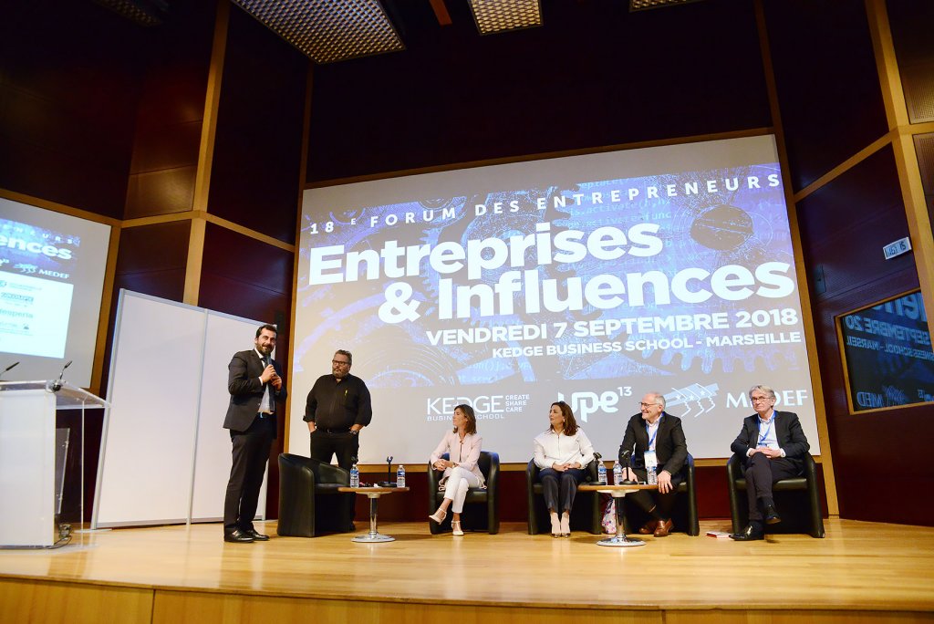 (De gauche à droite) Johan Bencivenga, Julia de Funès, Ouided Bouchamaoui, Philippe Brun, Jean-Claude Mailly ont participé au grand débat du Forum des entrepreneurs (Agence pressvox - t. vaudé)