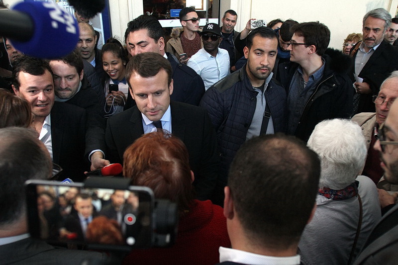 Emmanuel Macron en campagne à Marseille en 2016 avec à ses côtés Alexandre Benalla (Photo Robert Poulain)