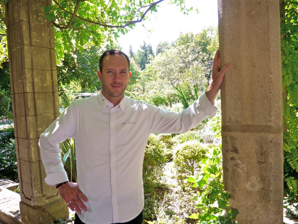 Il fait encore beau pour déjeuner dans les jardins du Prieuré de Villeneuve-lès-Avignon, havre de paix et de fraîcheur sur la rive gardoise du Rhône. Marc Fontanne vous y attend. (Photo M.E.)