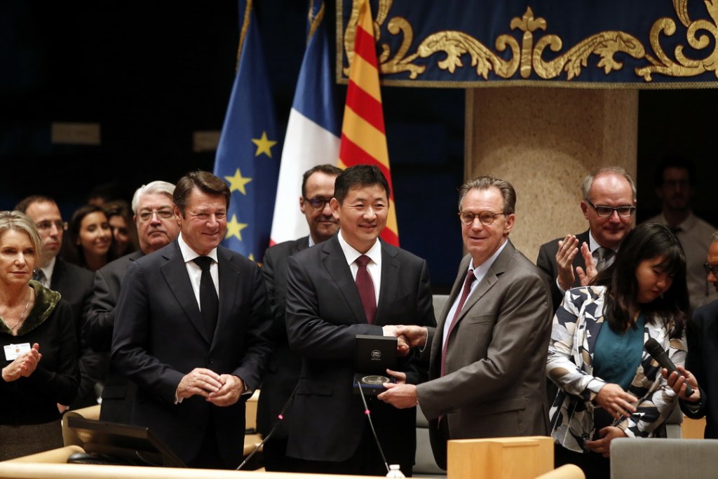 Renaud Muselier et Christian Estrosi ont accueilli à l’Hôtel de Région, pendant l’Assemblée plénière, monsieur Que, PDG de Quechen (Photo Robert Poulain)