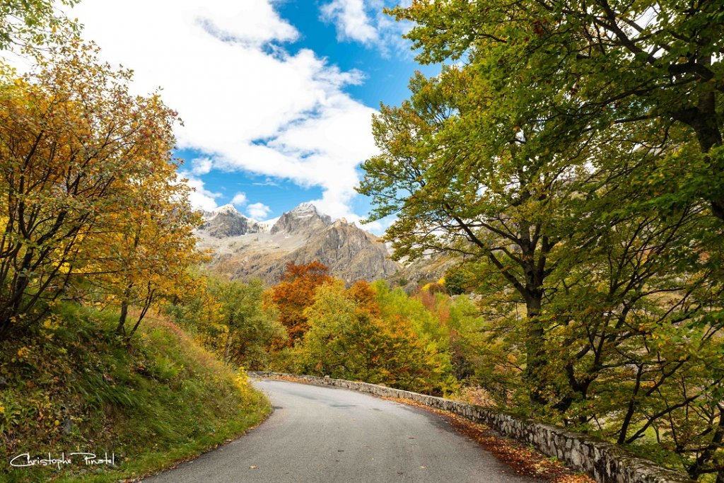 Au détour d'une route, l'automne se met en scène dans les Hautes-Alpes (Photo Christophe Pinatel)