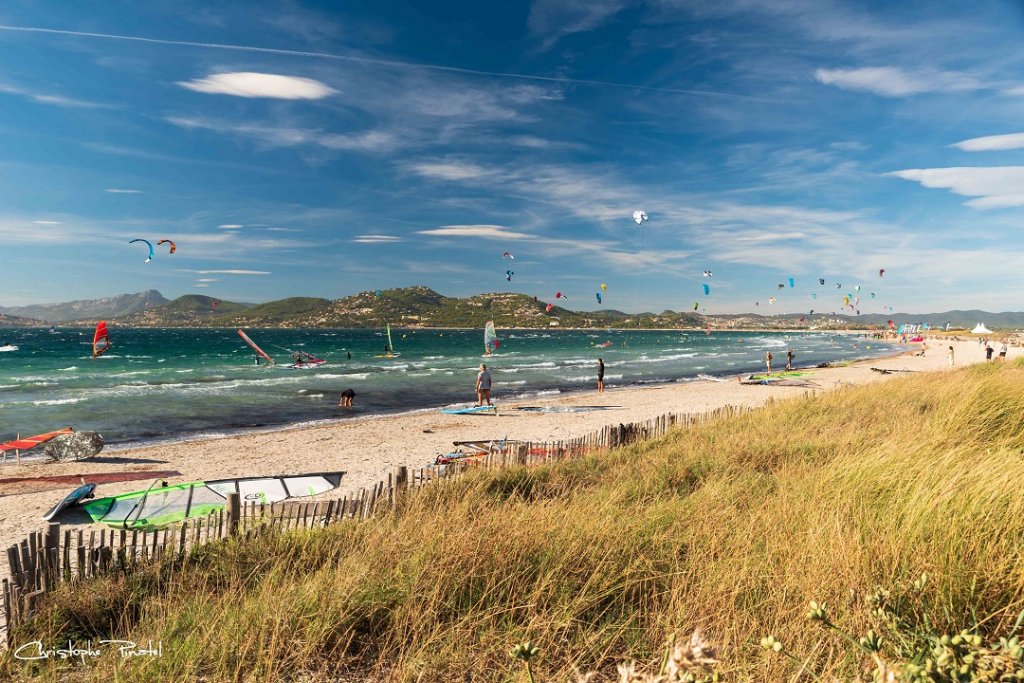 Voilà ce qui s'appelle être dans le vent sur la plage de l'Almanarre près de Hyères (83) lors de compétitions de kite surf (Photo Christophe Pinatel)