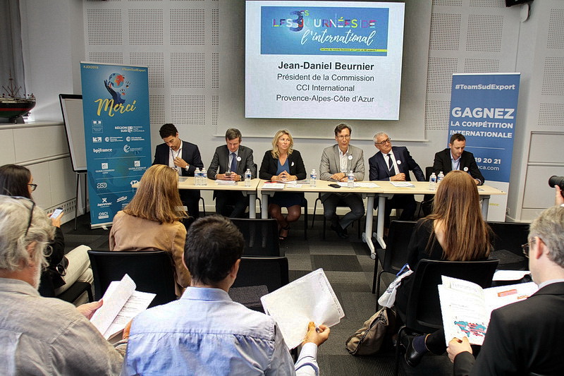 Jean-Daniel Beurnier entouré de Caroline Pozmentier, Bertrand Velon, Rémy Paillette, Roland Gomez et Nicolas Plumier (Photo Robert Poulain)