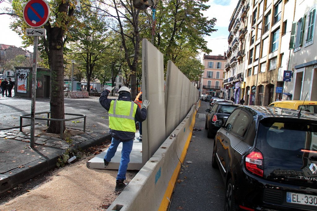 Marseille morne Plaine - L'affaire de La Plaine en VH - "Alors parmi les cris, les rumeurs, le canon, Il entendit la voix qui lui répondait : non!" (Photo Robert Poulain)