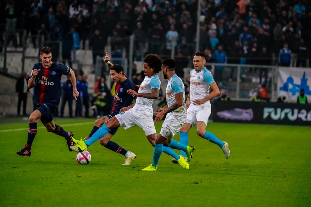 Lutte pour le ballon entre les Parisiens Di Maria et Meunier et le Marseillais Luiz Gustavo (Photo Wallis.fr/Laurent Saccomano)