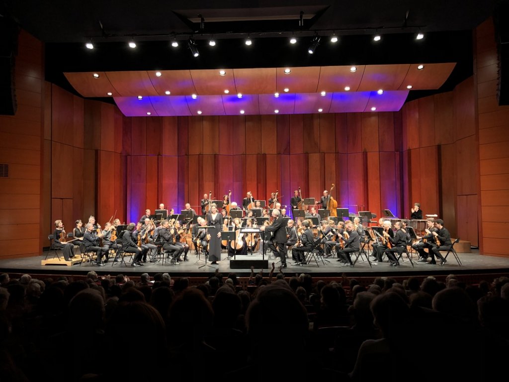 Véronique Gens et Philippe Herreweghe devant les musiciens de l’Orchestre des Champs Elysées au moment des saluts après Wagner. (Photo M.E.)