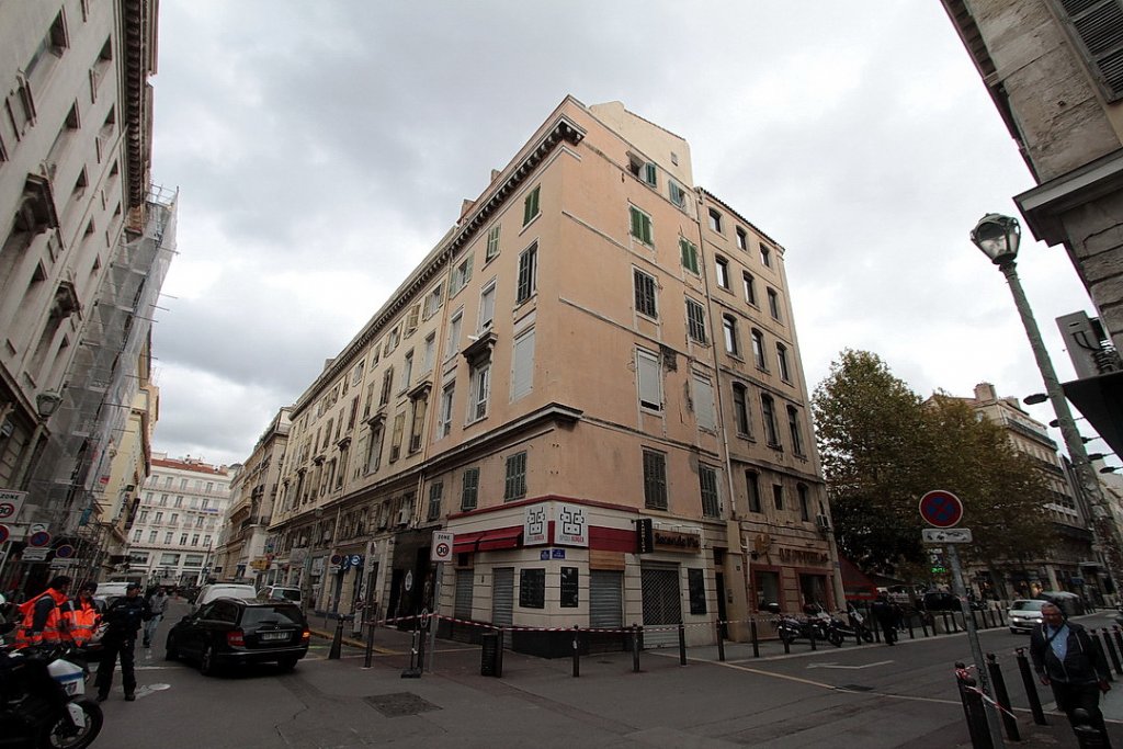 Un immeuble situé à l'angle des rues Pythéas et Beauvau (1er) à quelques mètres du Vieux-Port, a été évacué ce matin (Photo Robert Poulain)