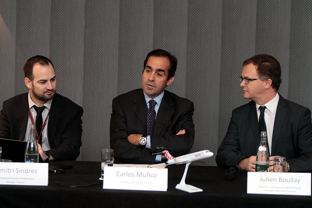 Carlos Munoz, PDG de Volotea entouré de Julien Boullay, directeur marketing de l’AMP et Dimitri Sindres, responsable du développement international de Volotea (Photo Robert Poulain)