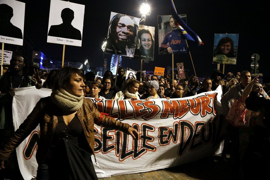 Photos et silhouettes sombres des victimes de la rue d'Aubagne sont brandis pour ne pas oublier (Photo Robert Poulain)