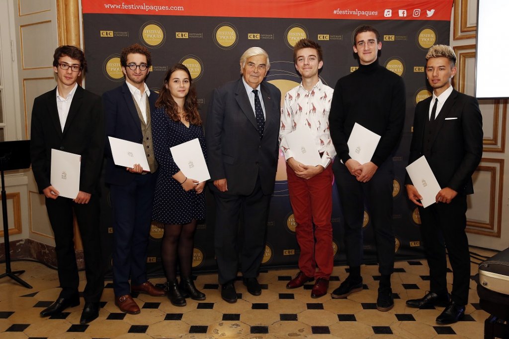 Michel Lucas, au centre, entouré des jeunes musiciens lauréats du Prix éponyme. C’était le 16 octobre dernier aux Invalides, à Paris. (Photo Caroline Doutre)