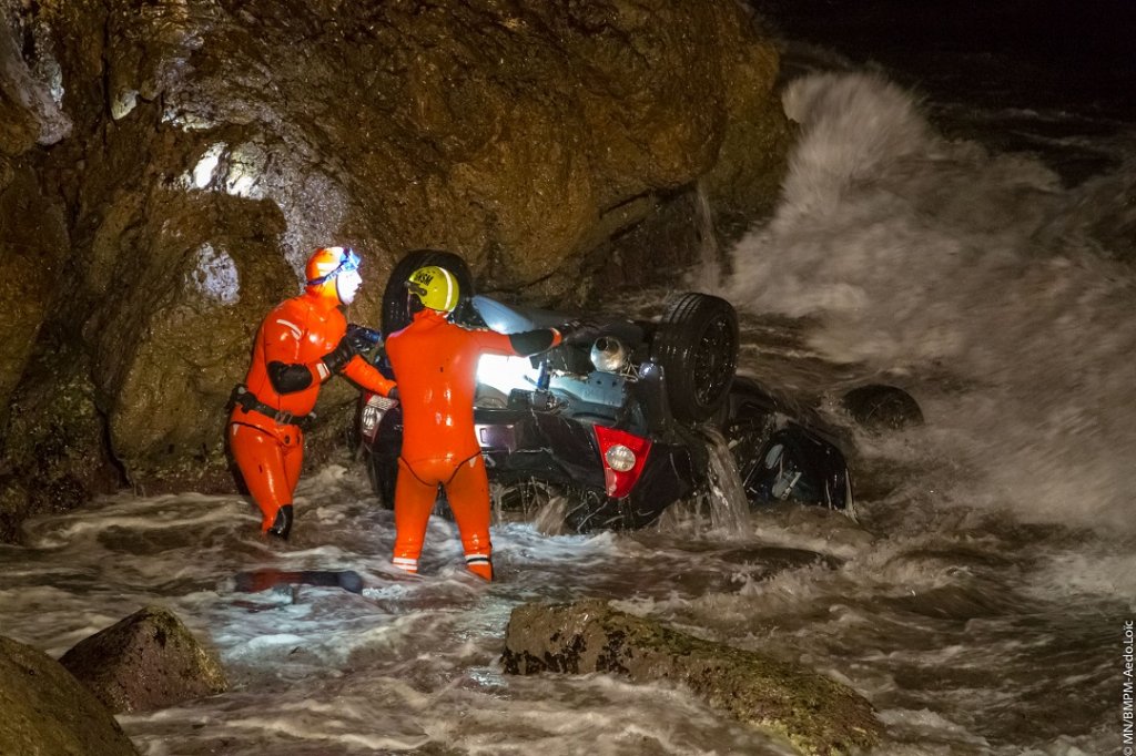 Deux plongeurs investiguent le véhicule dont le conducteur, incarcéré, est visiblement décédé (Photo: BMPM/SM Loïc Aedo)