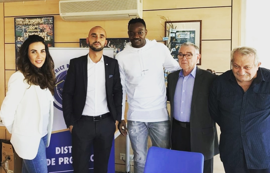 Le gardien de l'OM Steve Mandanda a rejoint Vanessa Bianconi en tant qu'ambassadeur de Capsul Protect. Le but: aider à la multiplication des partenariats, comme ici avec le District de Provence football et son Président Michel Gau, son secrétaire général et Vice-président Jean-Claude Cappello et son directeur Michel Gallet (Photo Capsul Protect)