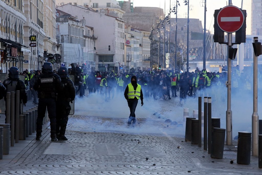 Des affrontements opposent les Gilets jaunes aux forces de l'ordre (Photo Robert Poulain)