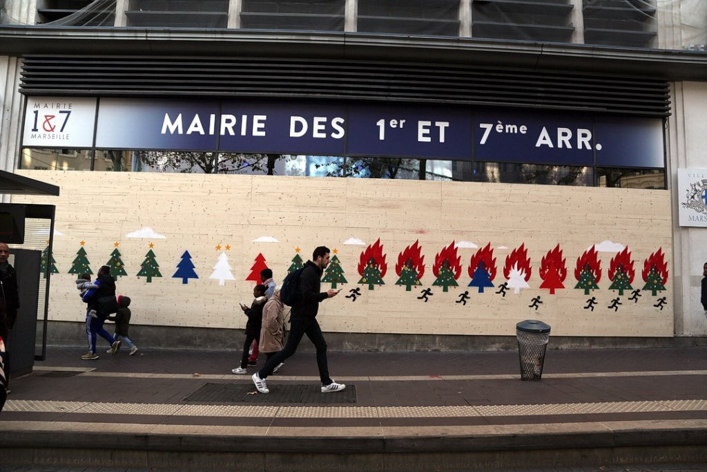 Marseille. Après le passage des Gilets Jaunes : "Mon beau sapin..." (Photo Robert Poulain)