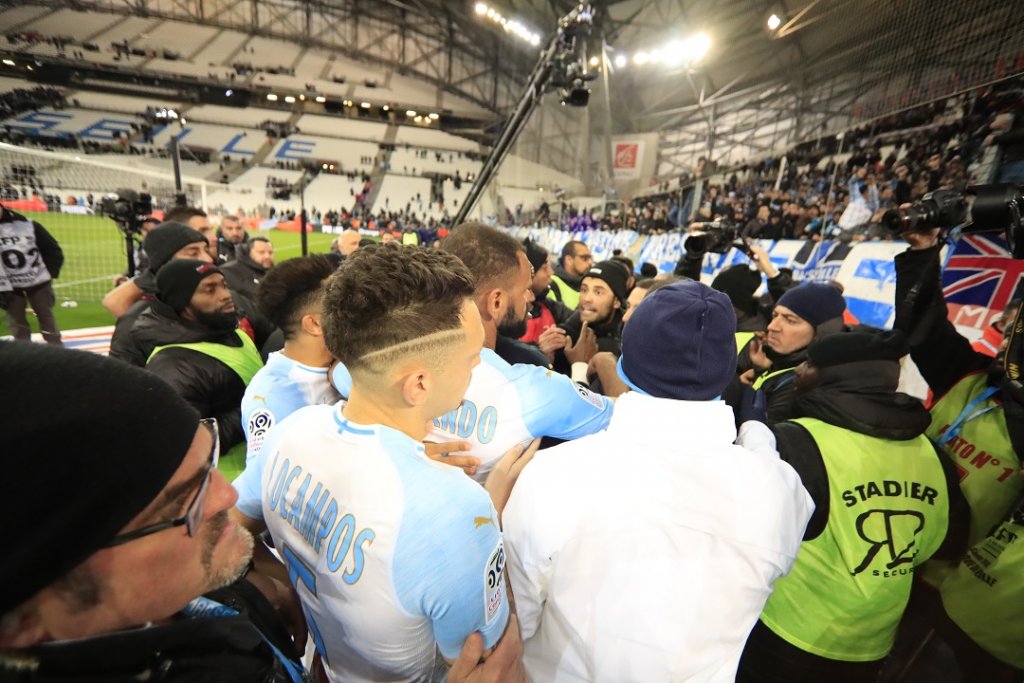 Dans un climat tendu, les joueurs ont essayé de dialoguer avec les supporters en colère à la fin du match (Photo Wallis.fr/Laurent Saccomano)