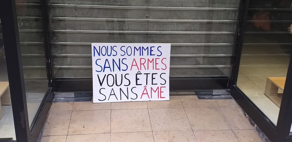 A Marseille devant un commerce à la suite du passage de casseurs lors des manifestations des Gilets jaunes (Photo Patricia Maillé-Caire)