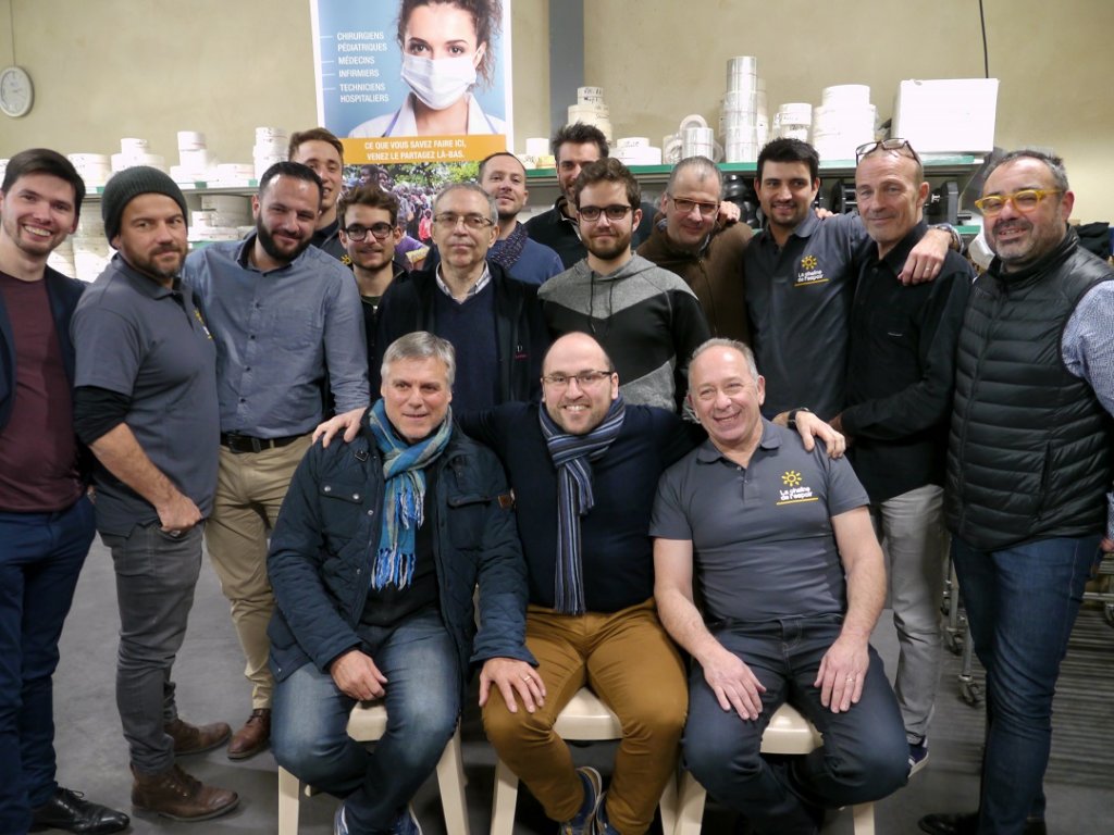 Fauteuils royaux pour le trio gagnant (de g. à dr.) Manu Amoros, Julien Allano et Gilles Ozzello, devant le trio des Lafond, père et fils et entourés des autres participants à l’élaboration des assemblages (Photo M.E.)