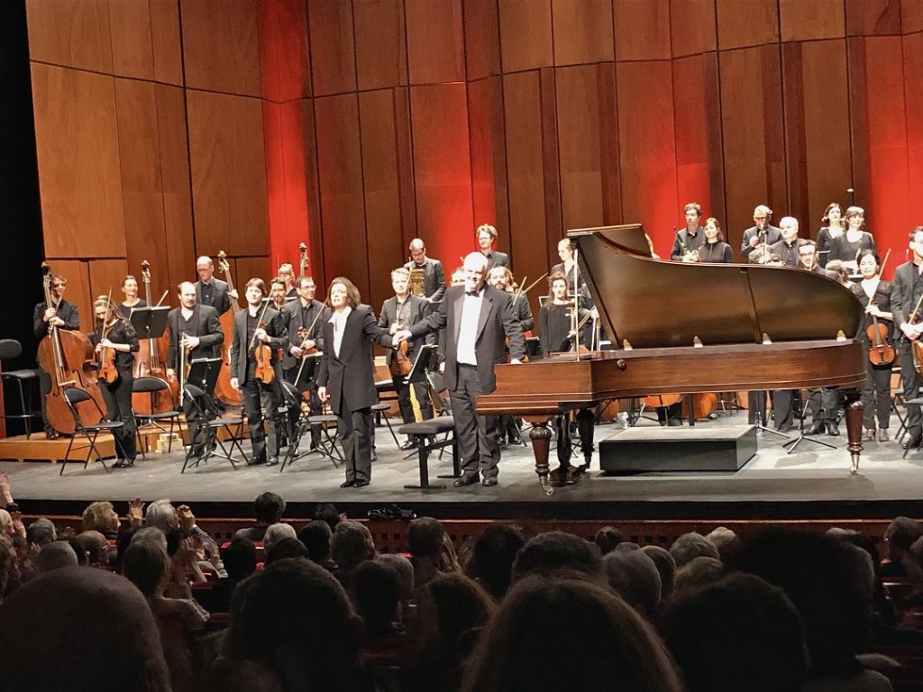 Laurence Equilbey et Nicholas Angelich aux saluts, mardi soir, devant les musiciens de Insula Orchestra. (Photo M.E.)