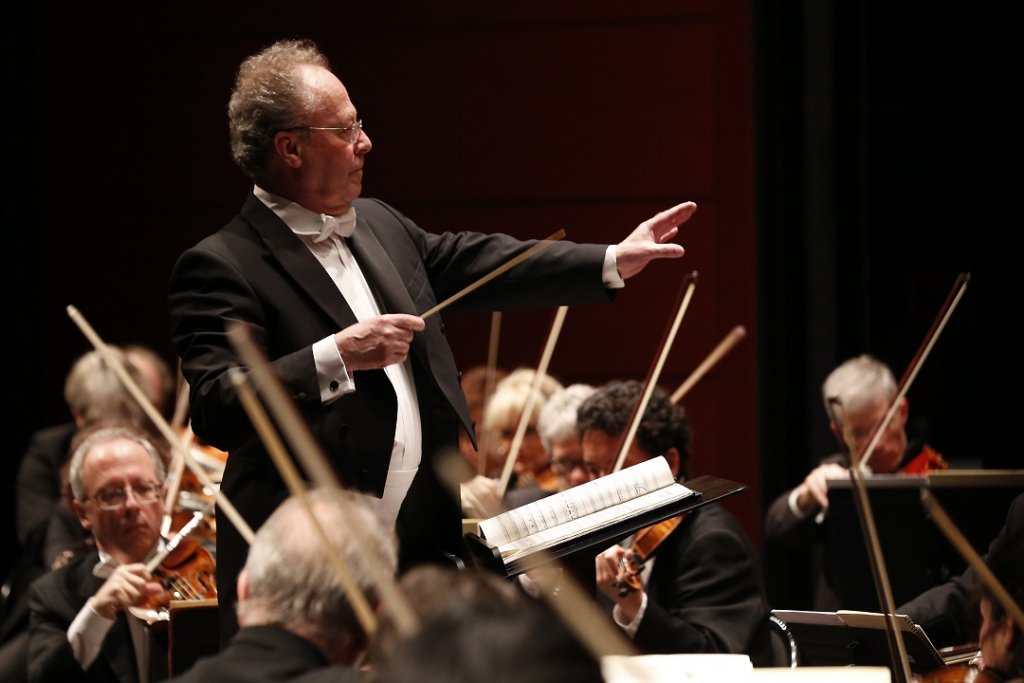 Emmanuel Krivine à la tête de l’Orchestre National de France pour une direction aussi joyeuse et bondissante que le programme festif proposé. (Photo Caroline Doutre)