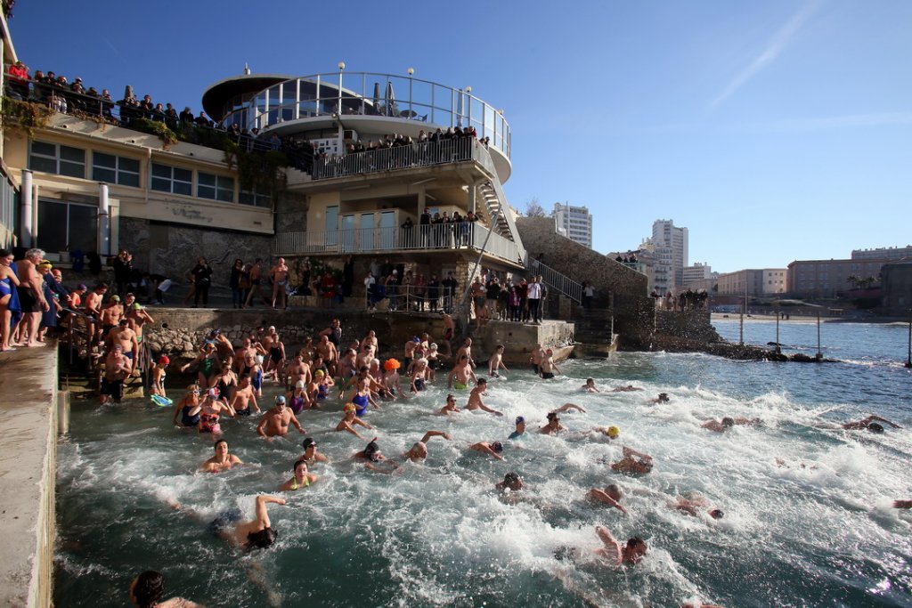 Le bain du Nouvel an au CNM même si l'eau est très froide (Photo Robert Poulain)