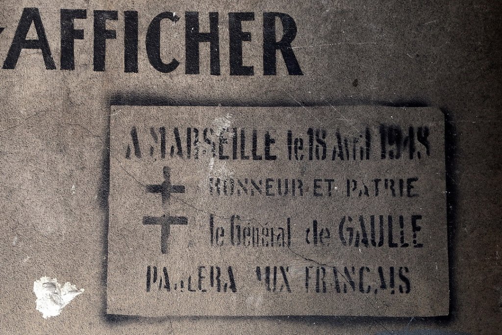 Marseille dévoile des pans de son histoire et c'est au cours de travaux, rue Saint-Ferréol prolongée, qu'un panneau d'affichage a été découvert annonçant l'arrivée du général de Gaulle à Marseille le 18 avril 1948... (Photo Robert Poulain)