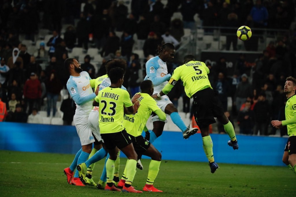 Mario Balotelli saute plus haut que les défenseurs lillois et réduit le score dans le temps additionnel (Photo Guillaume Ruoppolo/Wallis.fr)