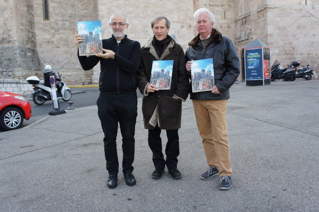 Le Père Pierre Gérard, l'éditeur Christian Riehl et l'auteur Jean-Marie Cuzin devant l'Abbaye de Saint-Victor pour présenter la BD éponyme (Photo D.P.-G.)