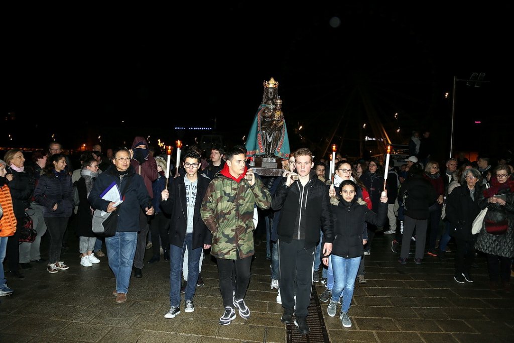 De nombreux jeunes ont participé à la procession de Notre-Dame-de-Confession (Photo Robert Poulain)