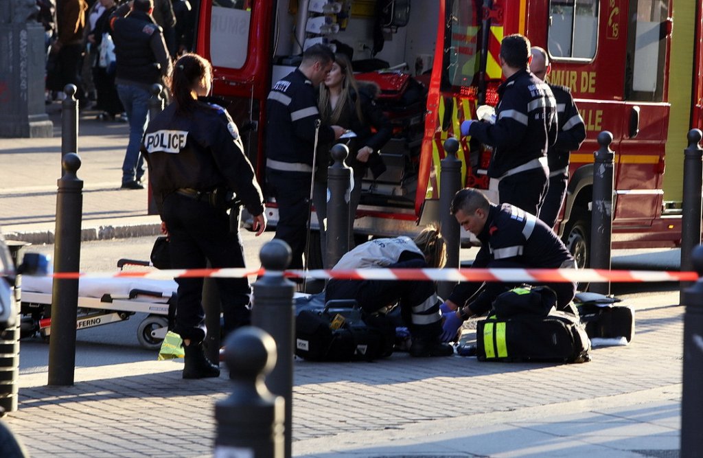 L'auteur des agressions ici pris en charge par les marins-pompiers. Son pronostic vital est alors engagé. Il a succombé à ses blessures... (Photo Robert Poulain)