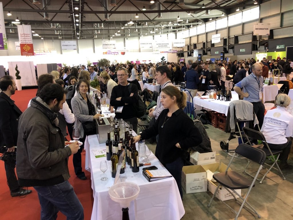 Les visiteurs ont fréquenté en nombre les allées de Millésime bio qui se sont élargies cette année pour le confort de tous. Les vignerons provençaux étaient en nombre ; ici le stand de La Bastide blanche (Bandol). (Photo M.E.)