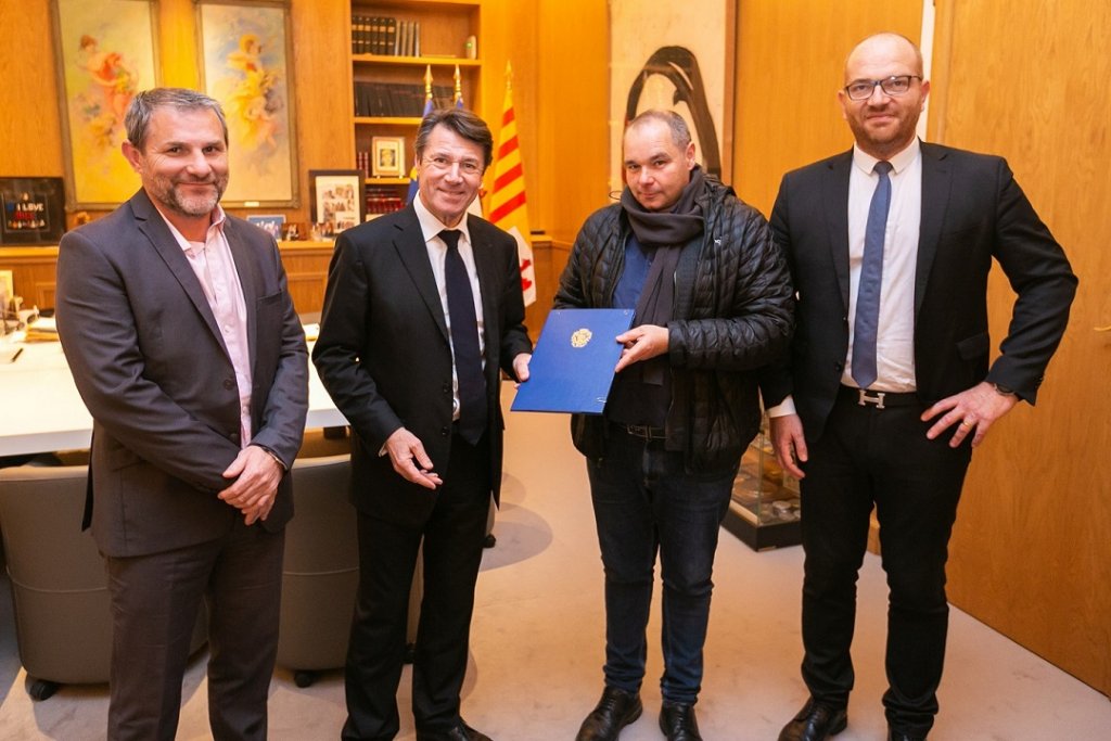 Signature de la Convention du Stade Niçois de Rugby. De gauche à droite : Régis Bauché, Directeur du Centre d'Affaires de Sophia-Antipolis, Christian Estrosi, Patrice Prévôt, Président du Stade Niçois de Rugby, Régis Brandinelli, Directeur de l’Institut Stanislas Cannes (©Ville de Nice -Julien Veran)