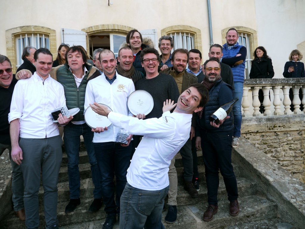 Jacques Marcon, en chef d’orchestre (sur une idée de Cali, le 3e en partant de la gauche), devant les membres du jury et les frères Bréchet ainsi que les trois chefs participants (de g. à dr.) Grégory Dandel, Florent Cano et Numa Muller. (Photo M.E.)