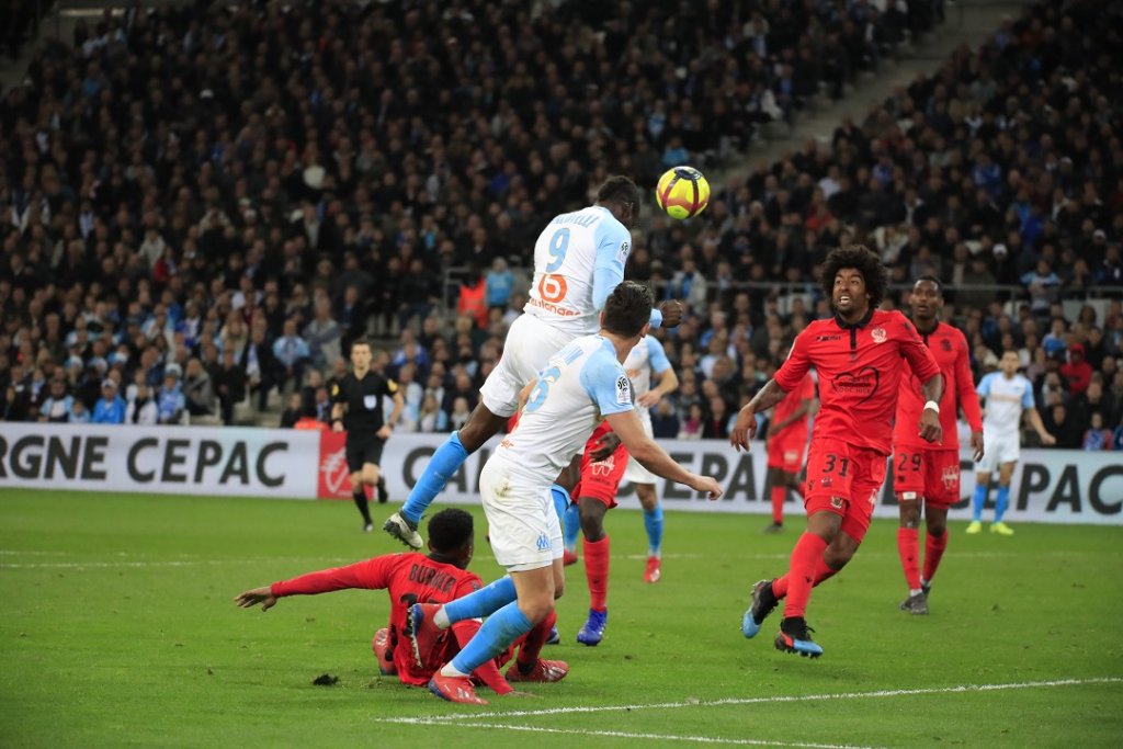 Mario Balotelli domine Dante et inscrit le but de la victoire (Photo Wallis.fr/Laurent Saccomano)