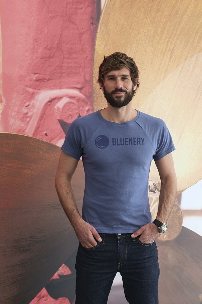 L'apnéiste Guillaume Nery, parrain des Nauticales de la Ciotat (13) a présenté son dernier film "One breath around the world" et s'est livré à une séance de dédicace pour son nouvel ouvrage "Néry, à plein souffle". (Photo Philippe Mura)