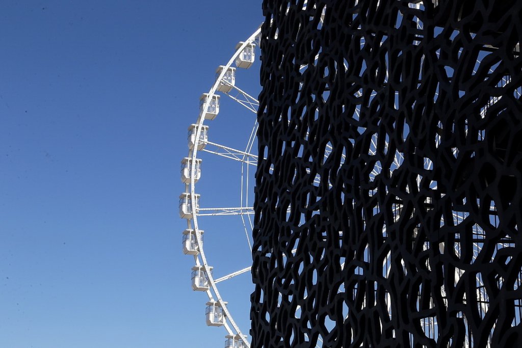 Quand la grande roue tente de faire de l'ombre au Mucem (Photo Robert Poulain)