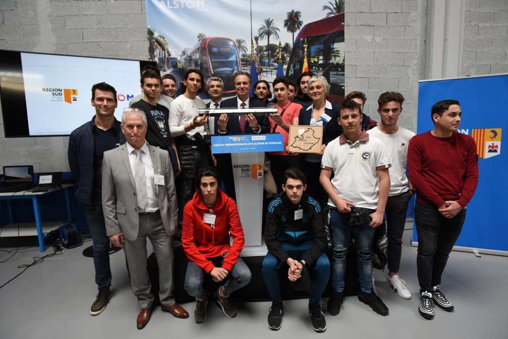 Renaud Muselier accompagné d’élèves du Lycée Pierre Mendès France de Vitrolles en visite sur le site d'Alstom (Photo Jean-Pierre Garufi)