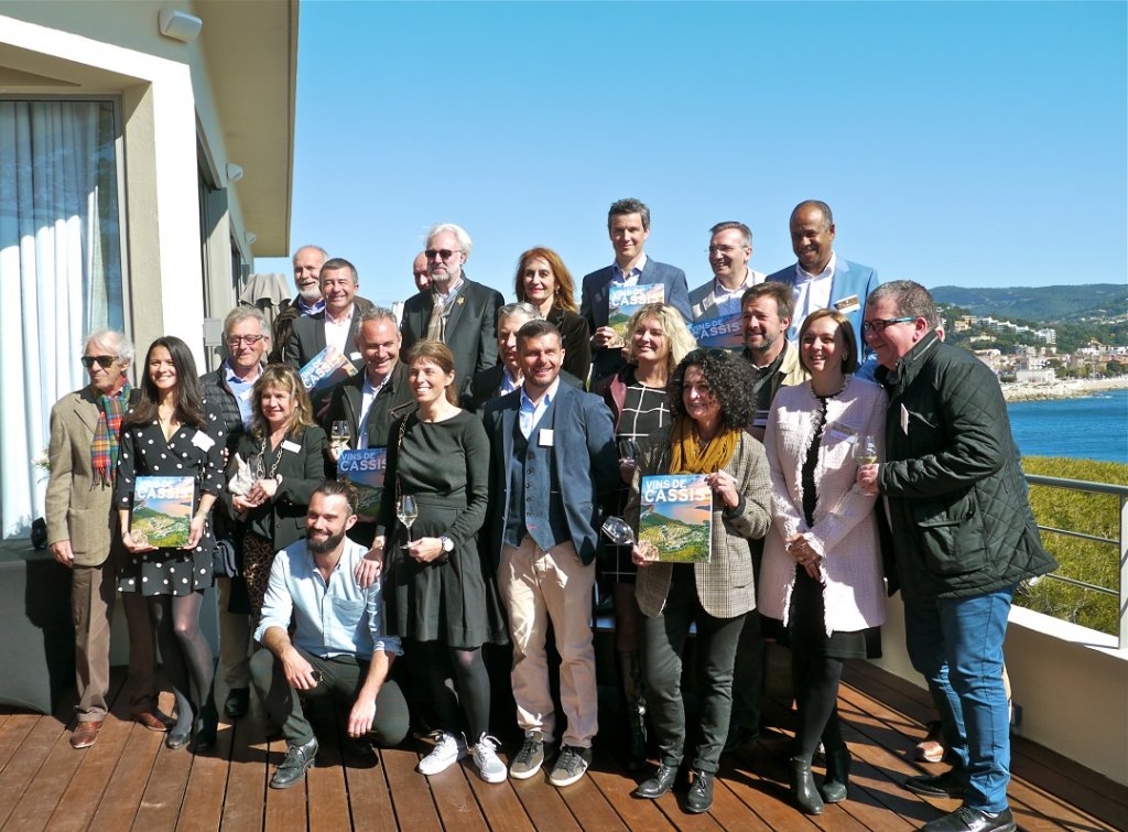 Autour du parrain Philippe Faure-Brac, en haut, au centre, à droite de Danielle Milon, et de Jonathan Sack, à gauche de la mairesse, les douze vigneronnes et vignerons de l’appellation présentent le livre. (Photo M.E.)