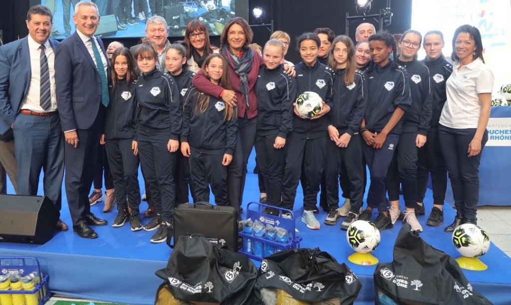 Des équipements sportifs ont été remis par Martine Vassal à des clubs de foot des Bouches-du Rhône (Photo DR/CD13)