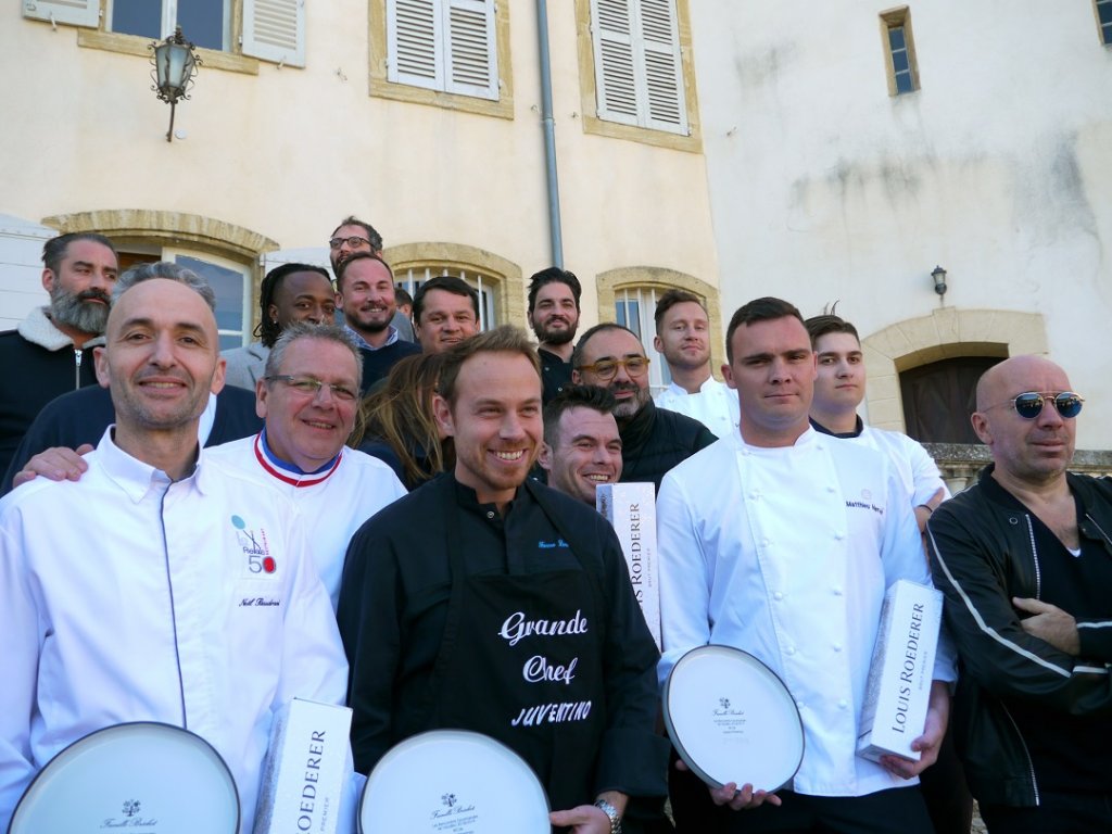 Sur les marches du grand escalier du Château de Vaudieu, devant Laurent et Julien Bréchet, entourés de quelques uns de leurs invités, on reconnaît au premier plan (de g. à dr.) : Noël Baudran, Christian Née, Lorenzo Ferro, Mathieu Hervé et Jacques Pourcel. (Photo M.E.)