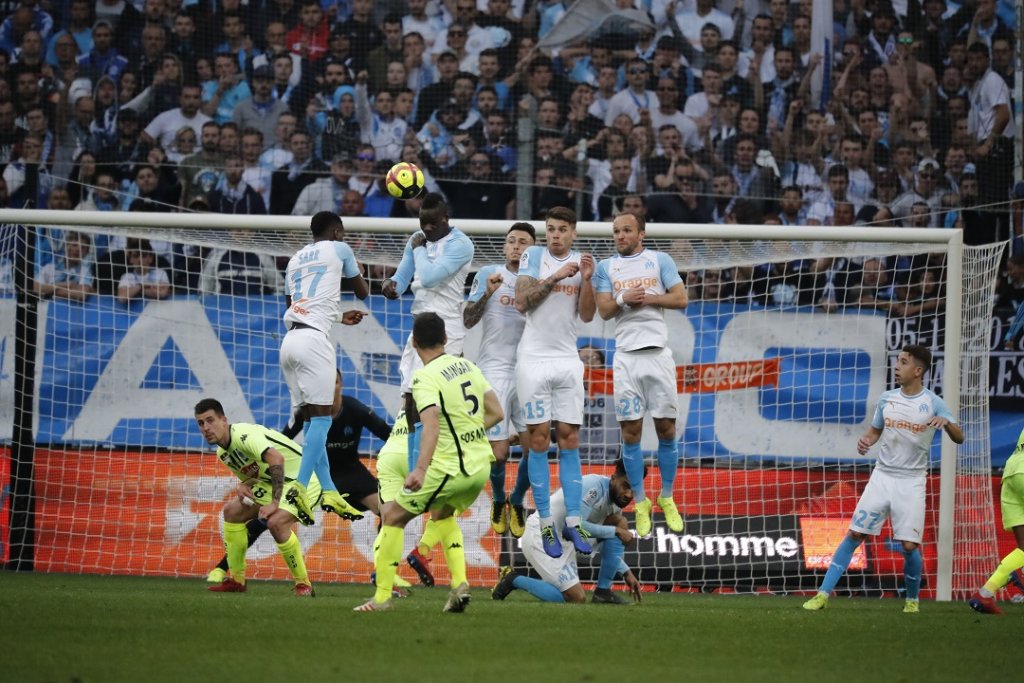 Coup franc pour Angers en deuxième mi-temps (Photo Guillaume Ruoppolo/Wallis.fr)