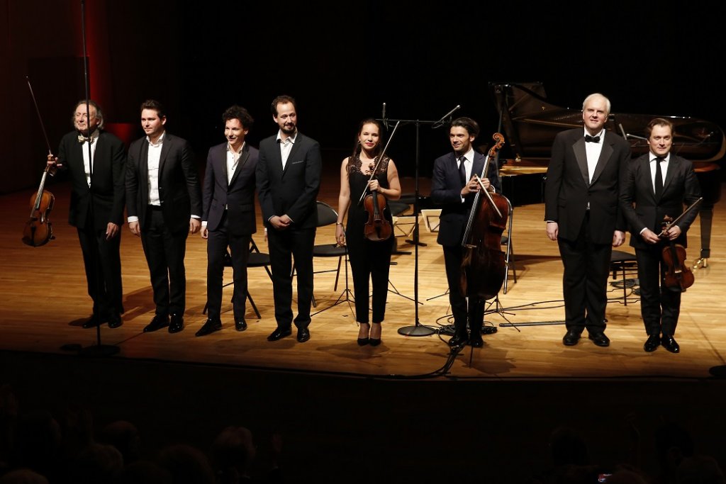 Renaud Capuçon, tout à droite, en compagnie de ses amis. De g. à dr. : les altistes Gérard Caussé et Adrien La Marca, Edgar Moreau, violoncelliste, Guillaume Chilemme et Raphaelle Moreau, violonistes, Gautier Capuçon, violoncelliste et Nicholas Angelich, pianiste. (Photo Caroline Doutre)