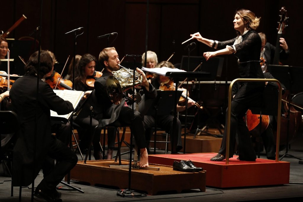 Sous la baguette d’Alondra de la Parra et devant les musiciens de la Camerata Salzburg, le corniste Felix Klieser a livré une interprétation remarquable du concerto de Mozart (Photo Caroline Doutre)